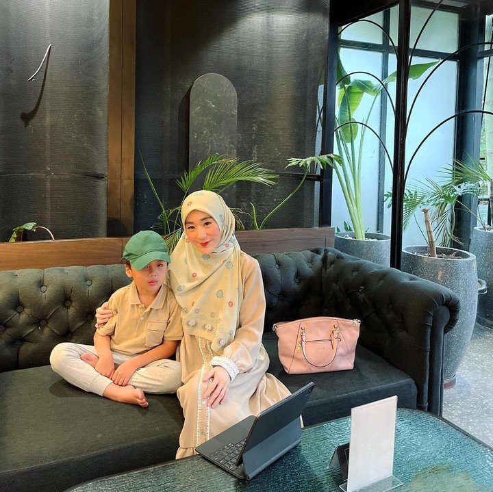 <p>Sebelum fokus mengurus calon buah hatinya, Larissa pun menyempatkan waktu untuk menghabiskan waktu dengan Yusuf. Belum lama ini, keduanya kedapatan <em>'nge-date'</em> di sebuah restoran, lho. (Foto: Instagram: @larissachou)</p>