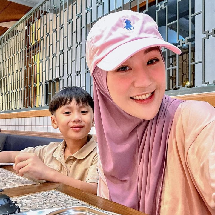 <p>"Banyakin waktu berdua sebelum ada Dede nanti. <em>Masya Allah</em>," tulis Larissa seraya membagikan momen kebersamaannya dengan Yusuf. (Foto: Instagram: @larissachou)</p>