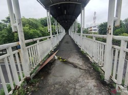 Lantai JPO di Kyai Tapa Grogol Sempat Jebol, Kini Sudah Diperbaiki