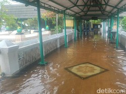 Area Makam Sunan Kalijaga di Demak Kebanjiran