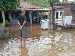 Warga Indramayu Diterjang Banjir Saat Santap Sahur