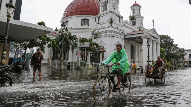 BMKG mengungkap prediksi sampai kapan cuaca ekstrem melanda Jateng, yang kini tengah direndam banjir di sebagian wilayahnya, termasuk Semarang.