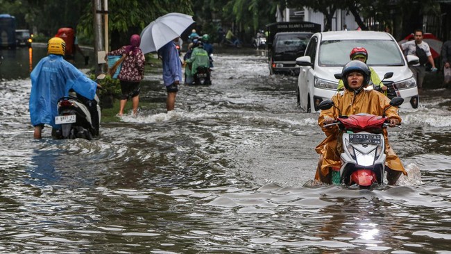 Kepala BMKG Dwikorita Karnawat menyebut banjir yang terjadi di Kota Semarang bukan hanya persoalan hujan, tapi juga karena permukaan tanahnya turun.