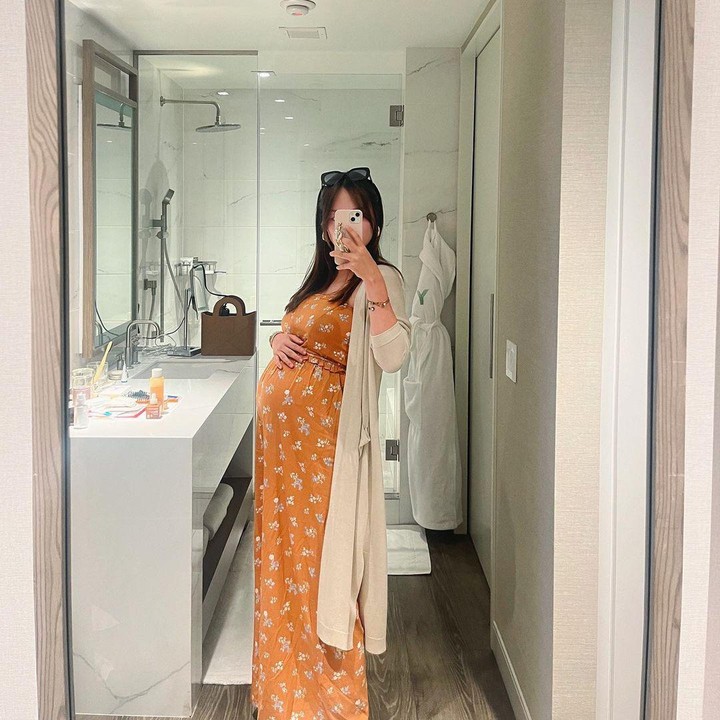 <p>Beda lagi dengan Chae Joo Hwa, salah satu eks member Hello Venus. Di tengah kehamilannya, ia memilih long dress kuning dipadukan cardigan gadingnya. Pilihan warna pada dress itu, membuatnya tampil begitu menarik dan ceria. (Foto: Instagram @hv_juhwa)</p>