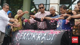 Civitas UII Yogyakarta Tabur Bunga atas Kematian Demokrasi