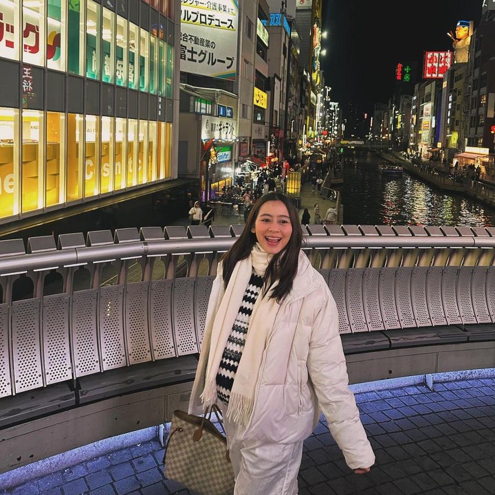 <p>Dalam hitungan minggu, Duta Wisata Indonesia tahun 2012 ini akan menjadi seorang Bunda. Meski akan memasuki masa persalinan, Laura Theux tetap rileks dan bahagia. Semoga, Laura tetap sehat dan persalinan berjalan lancar ya. (Foto: Instagram @laura_theux).</p>