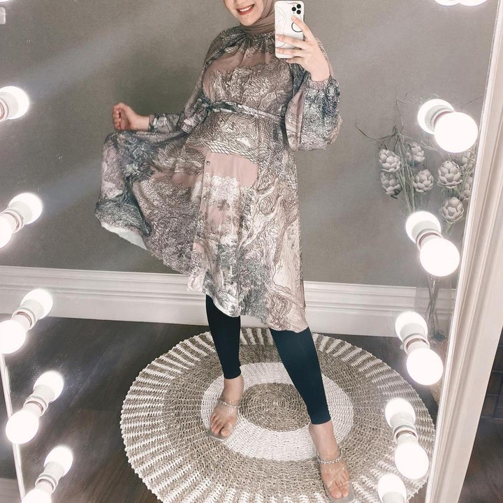<p>Dengan baju tunik coklat bermotif, dipadukan jilbab warna senada, aktris Citra Kirana tampil tampak menawan. Paduan berpakaian yang berkesan modern ini juga memberikan kemudahan bergerak untuk ibu hamil. (Foto: Instagram @citraciki)</p>