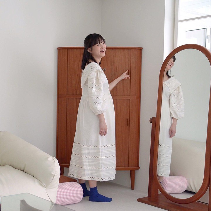 <p>Dengan long dress putih bermotifkan brokat, membuat aktris Yoon Seung Ah semakin terlihat begitu feminin dan menawan di tengah kehamilannya. Tak hanya itu aura yang terpancarkan pun terlihat sejuk dan ia terlihat nyaman. (Foto: Instagram @doflwl)</p>
