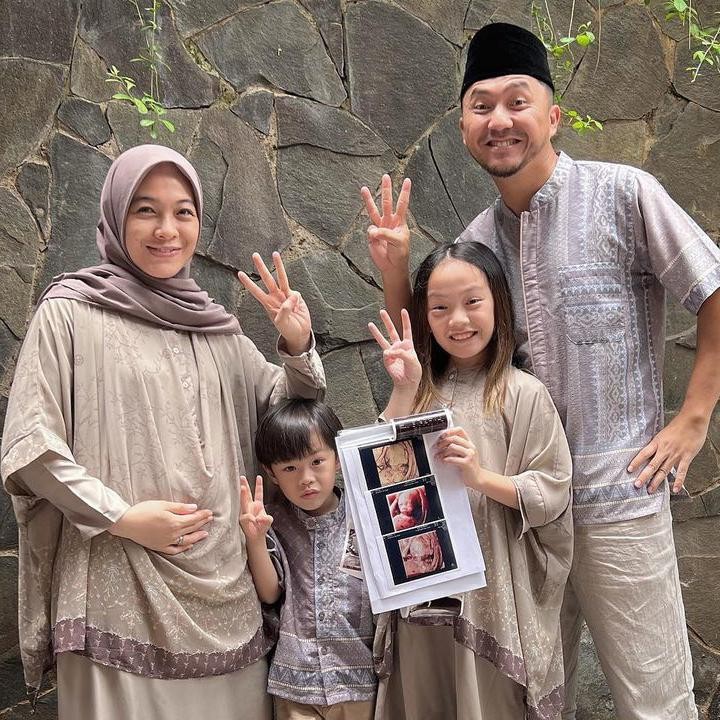 <p>Di kehamilan anak ketiga, Dian Ayu Lestari memilih baju lebaran tunik bermotifkan ulir. Pilihan pakaian Dian terlihat begitu simpel namun tetap terasa mewah dengan warna tunik serta jilbab yang ia kenakan. (Foto: Instagram @dianayulestari)</p>