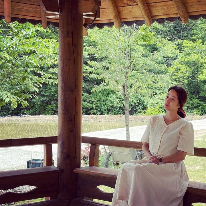 <p>Dress simpel berwarna putih gading yang dikenakan Jeon Hye Bin membuatnya terlihat elegan dan menawan. Pilihan dress simpel ini menonjokan aura feminin dari artis Korea satu ini, sehingga ia terlihat begitu ayu. (Foto: Instagram @heavenbin83)</p>