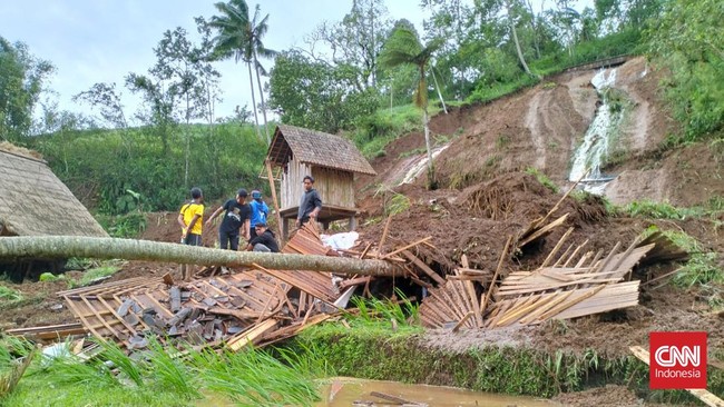 Banjir bandang dan longsor terjadi di dua wilayah di Bandung Barat, Minggu (24/3) malam. Di lokasi longsor, 10 orang diduga tertimbun.
