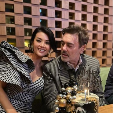 7 Momen Romantis Farah Quinn Rayakan Ultah Suami Dokter yang Parasnya Bikin Salfok