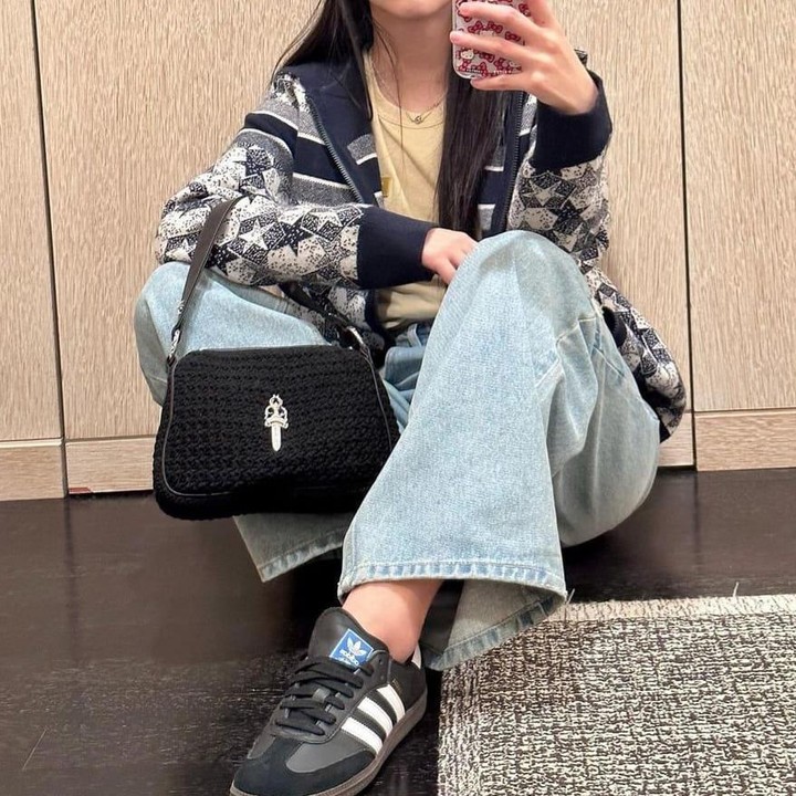 <p>Gaya kasual yang Jisoo pilih kali ini membuatnya terlihat boyish look, dengan jaket bernuansa abu-abu dan hitam serta celana jeans biru muda, ditambah topi berwarna light grey. (Foto: Instagram @sooyaaa__)</p>