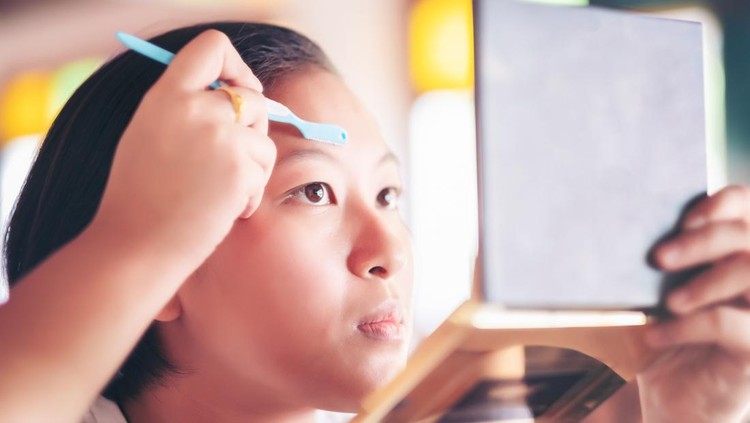 lady shave Brow. young attractive asian woman beauty image, makeup artist used eyebrow razor makeup a pretty woman face