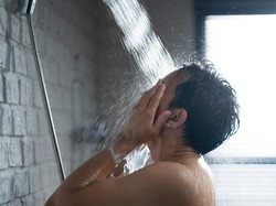 Mandi Air Hangat vs Air Dingin, Lebih Sehat yang Mana Menurut Sains?