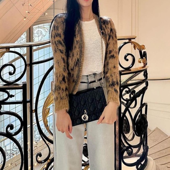 <p>Jisoo BLACKPINK tak hanya pandai bernyanyi, tetapi juga pandai memilih gaya outfit yang menarik, seperti penampilan kasual ini yang ia unggah di Instagram pribadinya. (Foto: Instagram @sooyaaa__)</p>