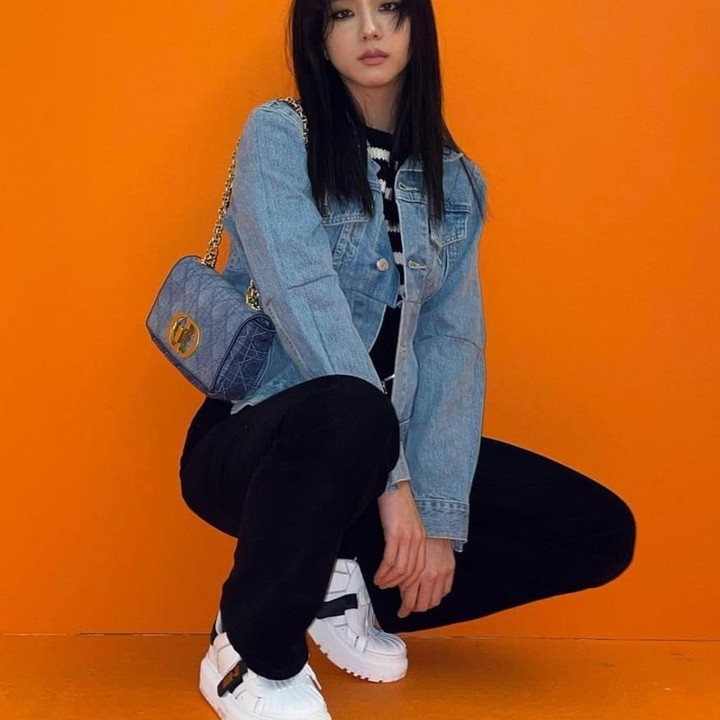 <p>Kali ini Jisoo mengenakan jaket denim khas fashion retro dengan atasan dan bawahan bernuansa hitam-hitam. Penampilannya semakin stylish dengan tas biru denim, sneakers putih. (Foto: Instagram @sooyaaa__)</p>