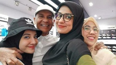 7 Potret Kedekatan Shireen & Zaskia Sungkar dengan Ibu Sambung yang Berusia 29 Tahun