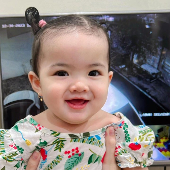 <p>"Bayi si murah senyum. <em>I love you</em> Kenes gemas," tutur seorang netizen dengan emotikon hati. "Gemas banget sih Kenes, murah senyum lagi," ungkap netizen lainnya. (Foto: Instagram: @nellakharisma)</p>