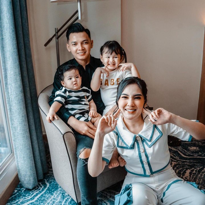 <p>Nella melahirkan putri pertamanya yang bernama Gendhis Geona Madaharsa pada 21 Agustus 2021. Sementara itu, Si Bungsu yang diberi nama Kenes Nara Madaharsa lahir pada 23 Maret 2023. (Foto: Instagram: @nellakharisma)</p>