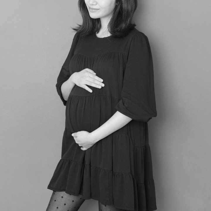<p>Kim Euna eks anggota grup THE ARK memilih menggunakan dress hitam sebagai outfitnya di kala mengandung. Pilihan ini membuatnya lebih leluasa dalam bergerak, namun tetap membuatnya terlihat cantik.(Foto: Instagram @euna102794)</p>