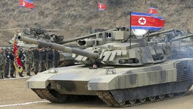Kim Jong Un Sidak Latihan Militer Korut Sambil Pamer Setir Tank Baru