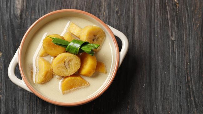 Sepanjang jalan di siang menjelang sore hari saat bulan Ramadhan, banyak penjual kaki lima dadakan yang akan menjajakan kolak.