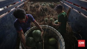 FOTO: Ceria Pedagang Buah Pasar Kramat Jati Tertimpa Berkah Ramadan