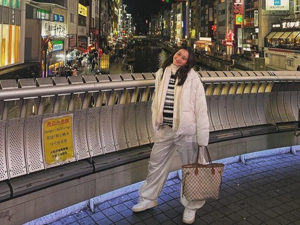 5 Potret Laura Theux Liburan ke Jepang saat Jalani Kehamilan 8 bulan