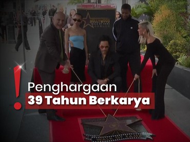 img-title Ditemani Keluarga, Lenny Kravitz Terima Hollywood Walk of Fame