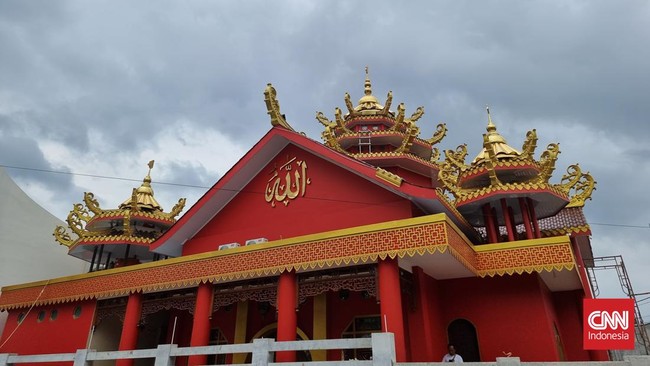 Di sudut Pasar Rebo, Jakarta Timur, terdapat sebuah masjid unik yang dibangun sejak 2022 silam dengan konsep perpaduan budaya China, Betawi, dan Islami.