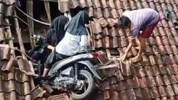 img-title Viral Anak SD Bawa Motor Berakhir Nyangsang di Genteng Rumah Warga