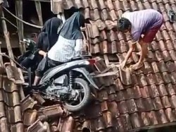 Viral Anak SD Bawa Motor Berakhir Nyangsang di Genteng Rumah Warga
