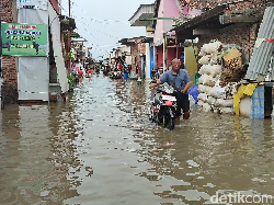 Sambat Warga Semarang di Tengah Banjir: Tak Ada Lagi Caleg Kasih Bantuan