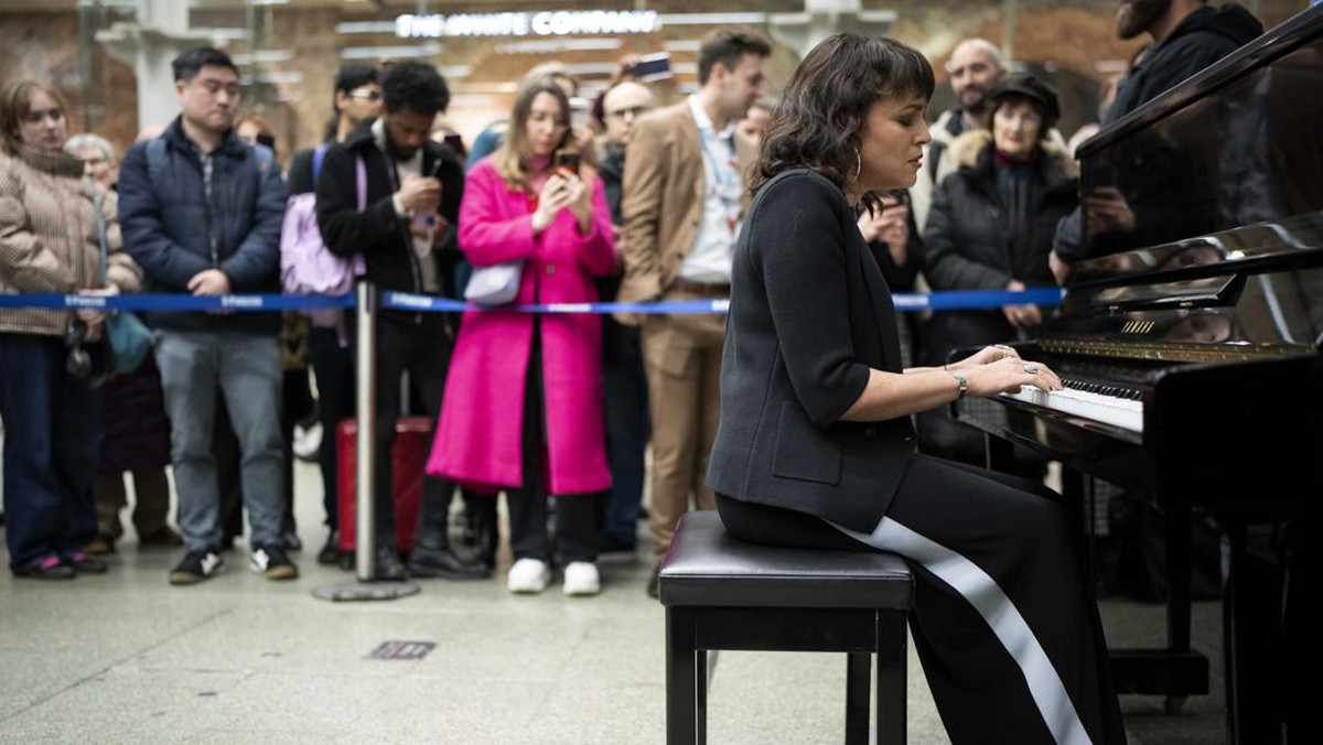 FOTO: Penampilan Kejutan Norah Jones di Stasiun London
