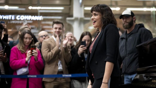 FOTO: Penampilan Kejutan Norah Jones di Stasiun London