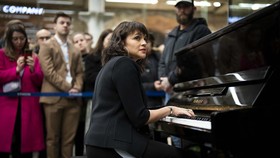 FOTO: Penampilan Kejutan Norah Jones di Stasiun London