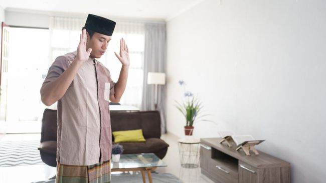 Sebagian muslim biasanya sengaja memejamkan mata supaya shalatnya khuyuk. Namun, bolehkah memejamkan mata saat shalat?