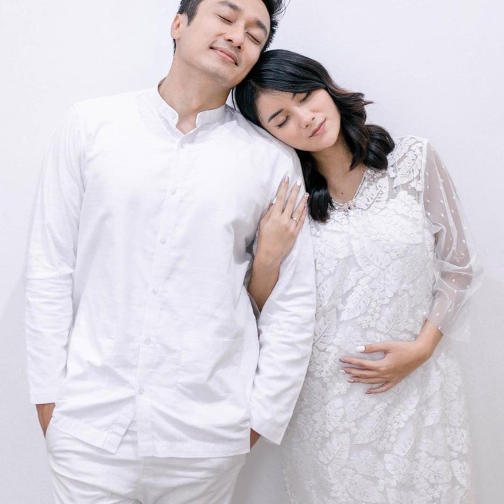 <p>Pilihan baju lebaran tunik brokat putih yang dikenakan aktris sekaligus model Ina Marika, memberikan kesan adem nan fitri. Pilihan ini membuatnya terlihat begitu cerah. Cocok sekali dikenakan pada saat hari raya lebaran nanti. (Foto: Instagram @ina.marika)</p>