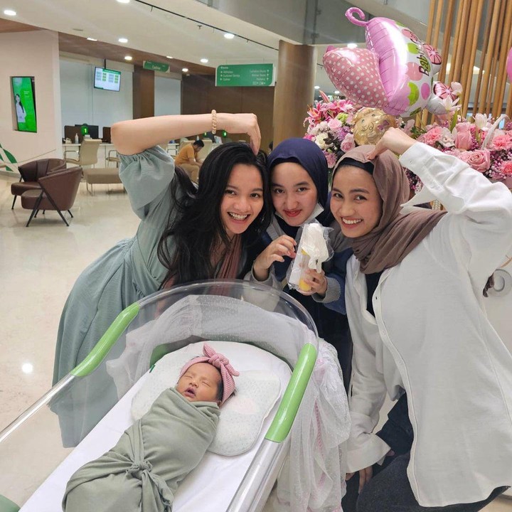 <p>Dalam kesempatan yang sama, Sabrina turut mengumumkan nama sang anak yakni Launa A. S. Devara. Nama cantik ini pun berhasil mencuri perhatian netizen. (Foto: Instagram: @sabrinaanggraini)</p>