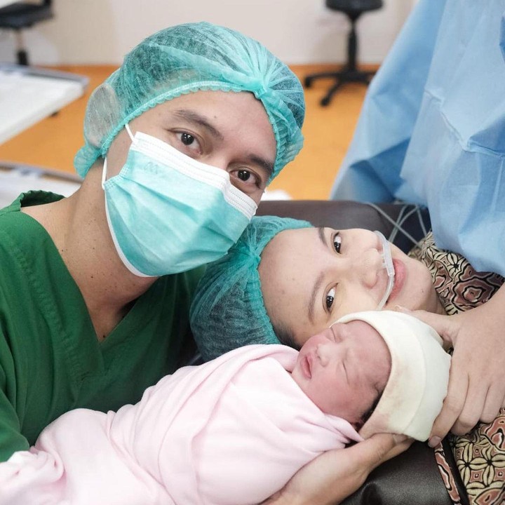 <p>Sabrina melahirkan bayi berjenis kelamin perempuan pada 6 Maret 2024 melalui proses caesar. Ia pun membagikan potret sang putri pada laman Instagram. (Foto: Instagram: @sabrinaanggraini)</p>