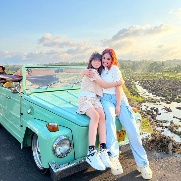 <p>"Kakak Audie baik hati yang sudah beranjak gadis," tulis sang Bunda pada salah satu potret dirinya dan sang anak. (Foto: Instagram: @revtiayunatasya)</p>