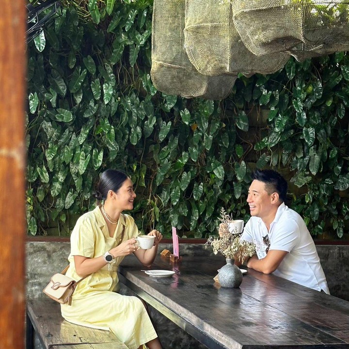 <p>Meski telah mengarungi bahtera rumah tangga hampir satu dekade, Rini dan sang suami jarang sekali diterpa gosip miring. (Foto: Instagram@michael.andrew.ha)</p>