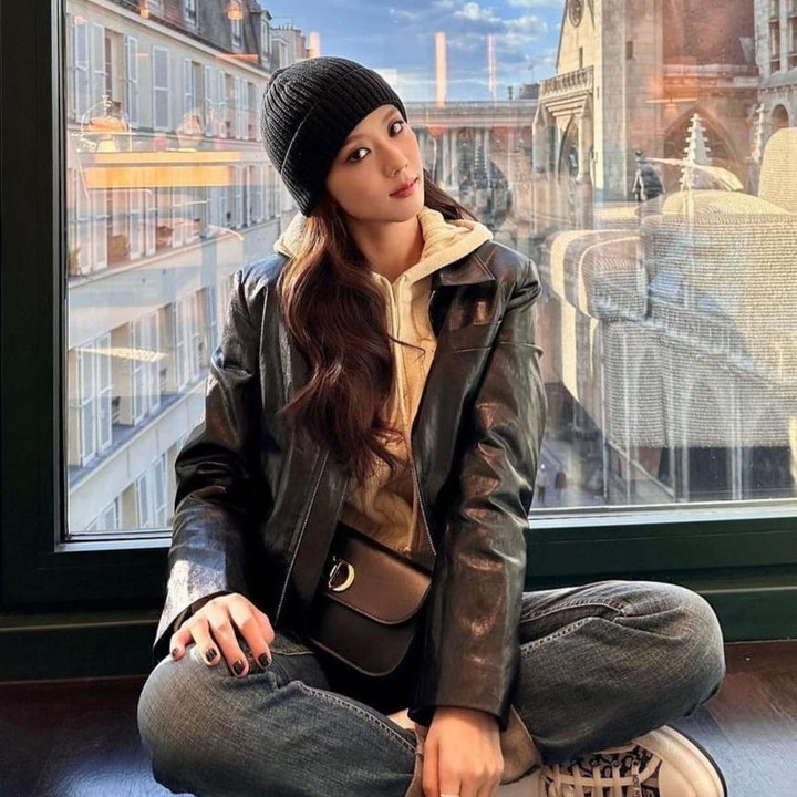 <p>Sedang berada di Eropa, Jisoo memadukan jaket kulit berwarna hitam dengan dalaman hoodie bernuansa netral serta celana jeans biru gelap. (Foto: Instagram @sooyaaa__)</p>