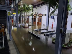 4 Perjalanan KA Dibatalkan-14 KA Memutar Via Selatan Imbas Banjir Semarang