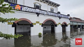 FOTO: Stasiun Semarang Tawang Lumpuh Total Dikepung Banjir