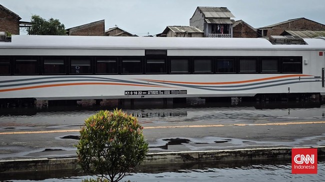 KAI mengalihkan layanan naik turun penumpang imbas banjir Semarang. Penumpang yang mau naik kereta diminta datang ke Stasiun Poncol sesuai jadwal di tiket.