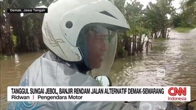 VIDEO: Cerita Pemotor Terjang Banjir Tanggul Jebol