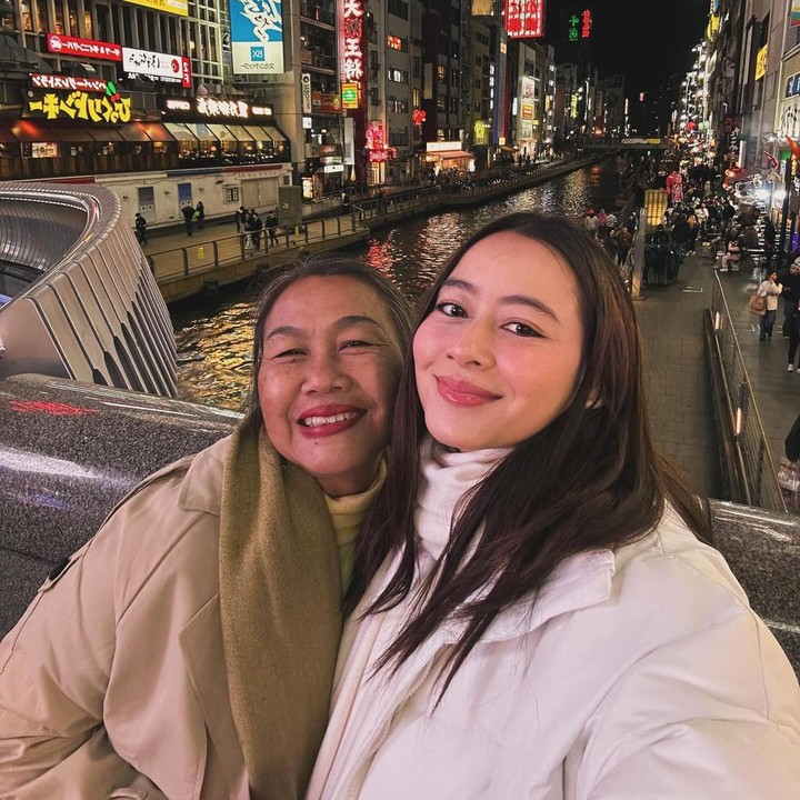 <p>Tak lupa, pemain film <em>Pohon Terkenal</em> ini juga membagikan fotonya yang menggambarkan suasana dari sisi tepi kanal Dōtonbori. “Bumil 8 bulan, jalan-jalan dulu yaaa. Baiiiiiiiiiiiiii,” tulis Laura pada akun Instagram pribadinya. (Foto: Instagram @laura_theux).</p>