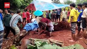 VIDEO: Pemakaman Ibu-Anak Korban Banjir Bandang Pekalongan